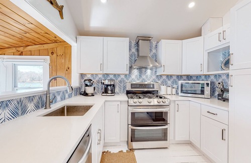 Marion House | Single-level riverfront retreat, electric fireplace, & washer/dryer