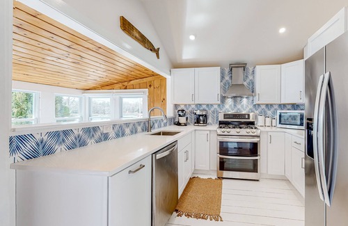 Marion House | Single-level riverfront retreat, electric fireplace, & washer/dryer
