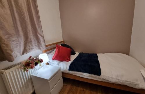 Townfield House | Single room Hayes, Heathrow, London, Free parking