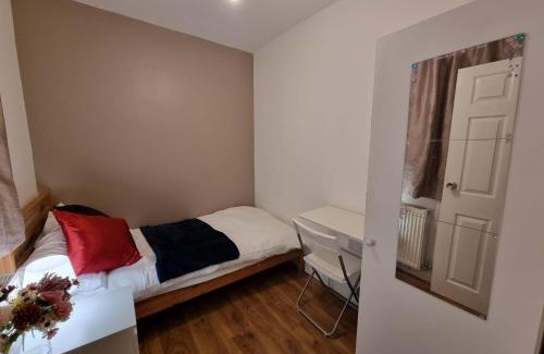 Townfield House | Single room Hayes, Heathrow, London, Free parking