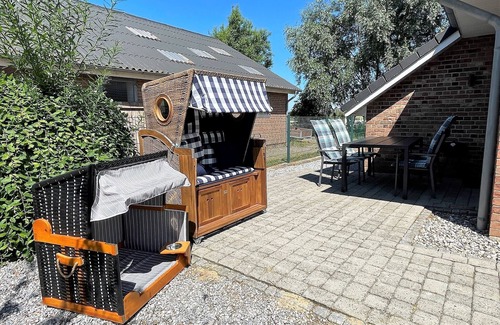 Neudorf House | Single-storey half of the house, dog wellness room, fireplace, fenced, modern, WLAN