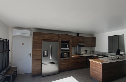 La Gueriniere House | Single-storey house with pergolas, terrace and enclosed garden, rated 4 stars.