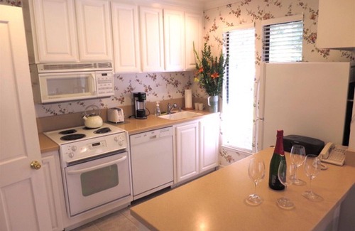 Napa Condo | Single Story Corner Quiet One Bedroom Deluxe Condo Suite with Private Patio