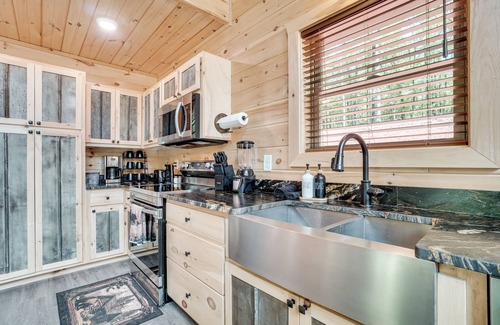 Cleveland Cottage | Sip, Hike & Explore: Sleek Retreat in Cleveland!