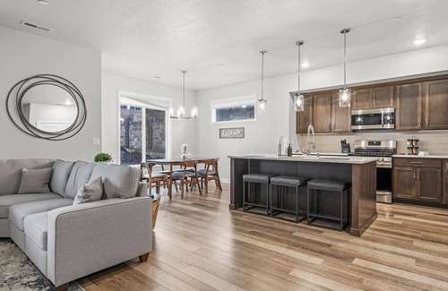 Tri-Cities House | Sip & Stay, Trendy Wine Getaway