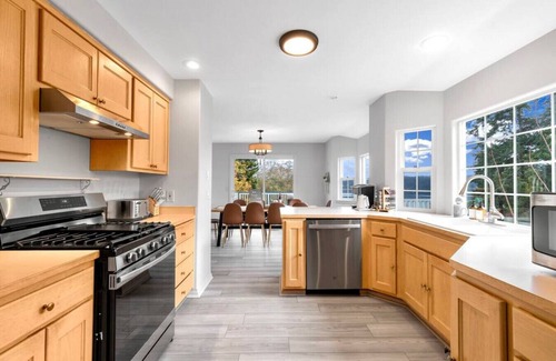 Freeland House | Sirius Entire · Gigantic 6b3b Home w/Water View+Hot Tub+Game Room