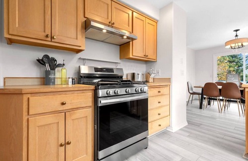 Freeland House | Sirius Entire · Gigantic 6b3b Home w/Water View+Hot Tub+Game Room