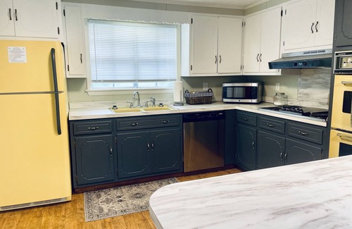 Ellisville House | Sister Charm Close to downtown!