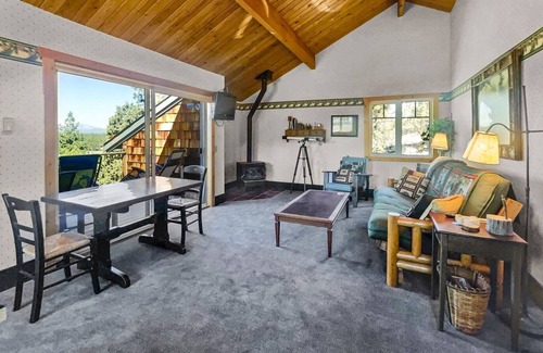 Sisters House | Sisters Chalet-Beautiful 1bdrm/1/bath moments from Hoodoo Ski Resort