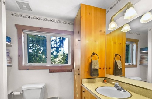 Sisters House | Sisters Chalet-Beautiful 1bdrm/1/bath moments from Hoodoo Ski Resort