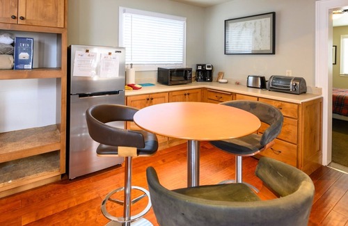 Sisters House | Sisters Home Lower - One bedroom/One bath - Sleeps upto 5