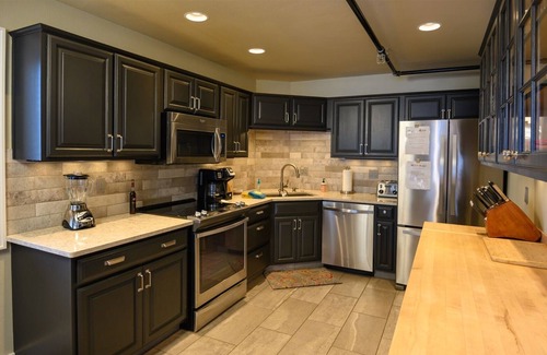 Sisters House | Sisters Home Upper - One bedroom/One bath - Sleeps up to 5