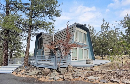 Sisters House | Sisters Sanctuary-Unique 3 bd 2 bath dog friendly home just outside of Sisters!