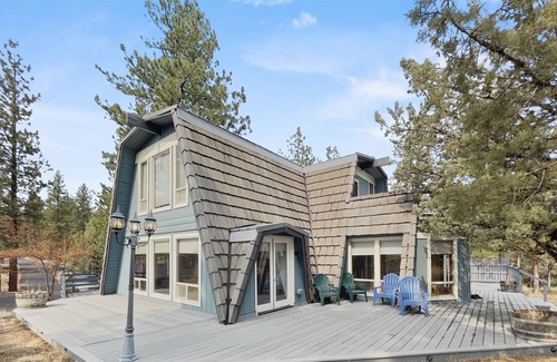 Sisters House | Sisters Sanctuary-Unique 3 bd 2 bath dog friendly home just outside of Sisters!
