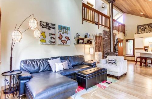 Sisters House | Sisters Tollgate Retreat with Hot Tub & WiFi
