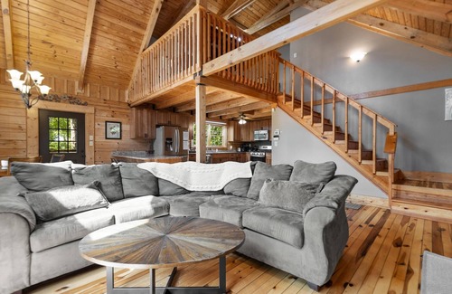 Stanton Cabin | Sits on 8 private Acres, hiking trails at this secluded chalet! Wi-Fi, Hot Tub