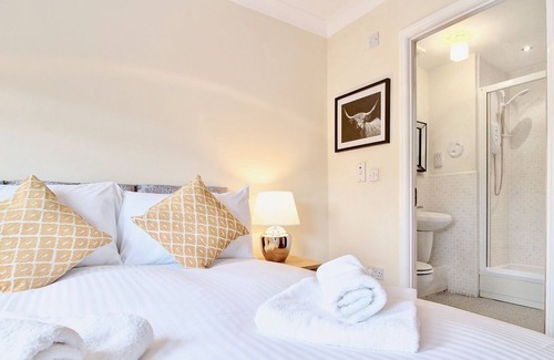 Shawlands Apartment | Situated in Glasgow's desirable south side this two bedroom apartment managed by Pillow Partners ...