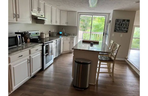 Counce House | Six bedroom lake house in Counce on Pickwick Lake with a boat slip included