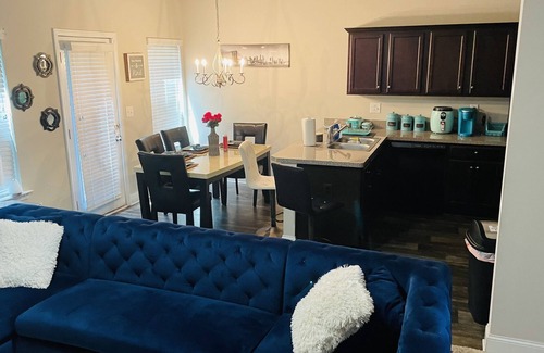Austell House | Six Flags Modern Town Home 3 min away from Six flags, Min away from Atlanta