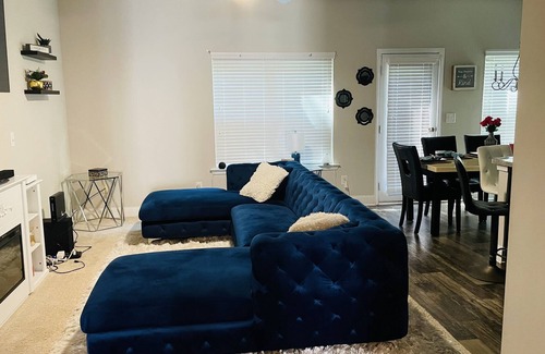 Austell House | Six Flags Modern Town Home 3 min away from Six flags, Min away from Atlanta