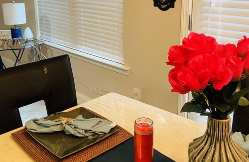 Austell House | Six Flags Modern Town Home 3 min away from Six flags, Min away from Atlanta