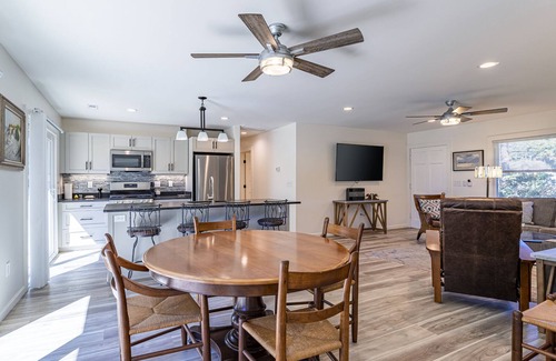 Wanchese House | Six Sister’s Lodge. Waterfront home on the OBX.Minutes away from the beach.