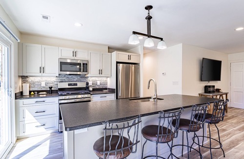 Wanchese House | Six Sister’s Lodge. Waterfront home on the OBX.Minutes away from the beach.