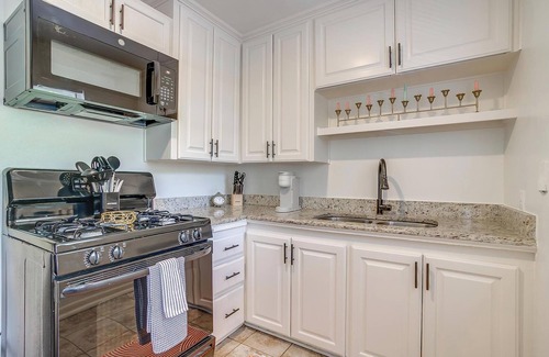 Monticello Apartment | Sixth St. Hideaway- Walking Distance to 7th!