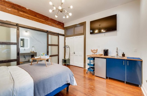 Near East Side Bed & Breakfast | SJ1Exclusive, Contemporary Suites Downtown