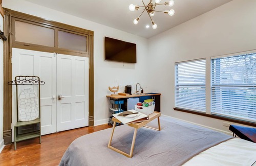 Near East Side Bed & Breakfast | SJ1Exclusive, Contemporary Suites Downtown
