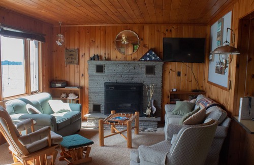 Skaneateles Cottage | Skaneateles Lake Cozy Cottage - Direct Waterfront on Private Lane