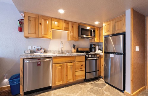 Olympic Valley Hotel | Ski Back to Your Door | 2 Welcoming Rooms with Full kitchen & Free Parking