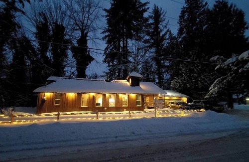 Skykomish House | Ski Cabin w/Hot Tub, Fireplaces – 5 Mins to Slopes, Pet-Friendly, Sleeps 12