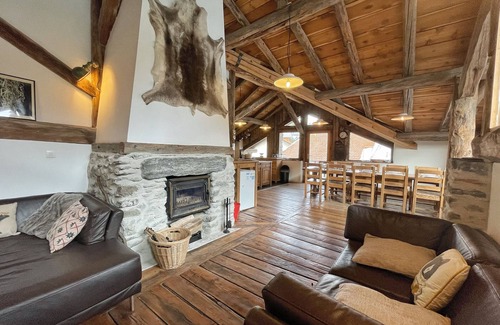 Nancroit Ski Chalet | Ski chalet with mountain view. Shuttle stop at 15mtr, 8min from slopes – PAX 14
