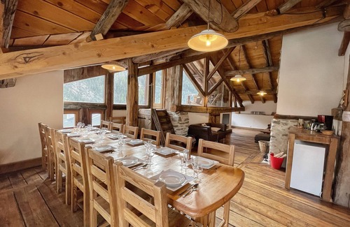 Nancroit Ski Chalet | Ski chalet with mountain view. Shuttle stop at 15mtr, 8min from slopes – PAX 14