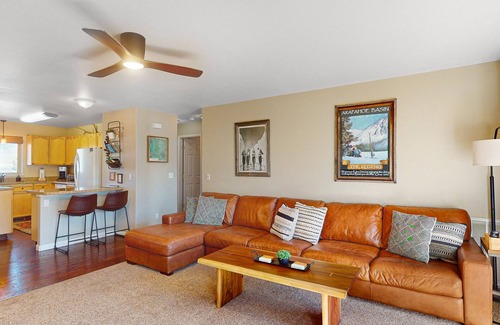 Silverthorne Apartment | Ski condo close to hiking & lake w/private balcony & fireplace