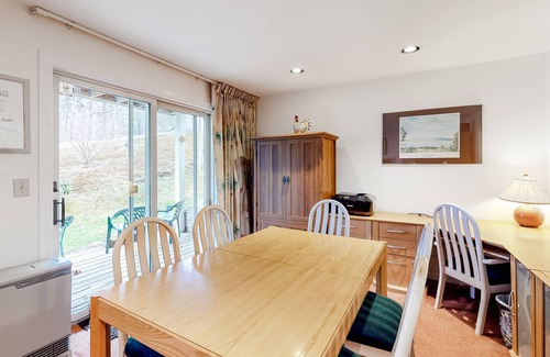 Warren Condo | Ski condo with locker, shuttle, fast WiFi, fireplace, washer/dryer & AC