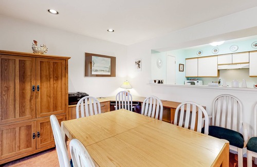 Warren Condo | Ski condo with locker, shuttle, fast WiFi, fireplace, washer/dryer & AC