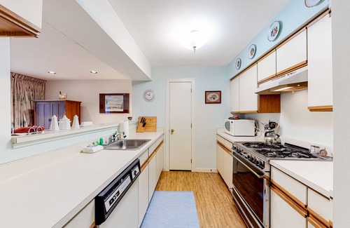 Warren Condo | Ski condo with locker, shuttle, fast WiFi, fireplace, washer/dryer & AC