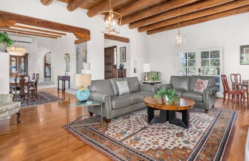 La Tierra House | Ski Discounts! Chamisa - Private Desert Luxury on 15 Acres with Huge Patio, Hiking Trails, Breathtaking Sunset & Mountain Views
