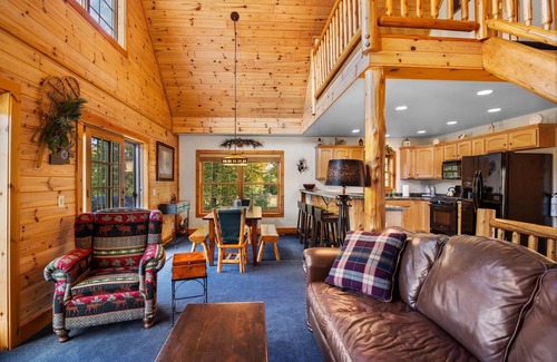 Gaylord Cabin | Ski & Golf Spacious Log Cabin in Otsego Resort
