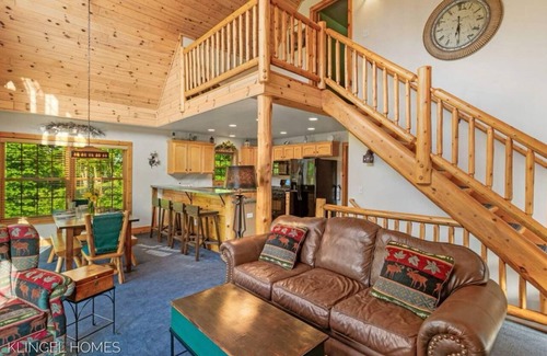 Gaylord Cabin | Ski & Golf Spacious Log Cabin in Otsego Resort