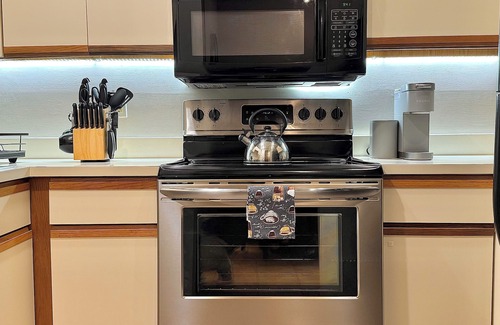 Warren Condo | Ski, Hike & Relax. Warm 1BR Spot.