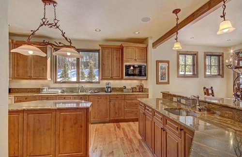 Boulder Ridge House | Ski Hill Lodge
