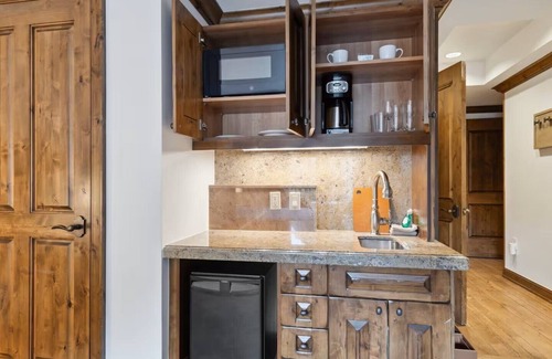 Downtown Hotel | Ski in/out at the base of Vail Mountain & walk to Aspen