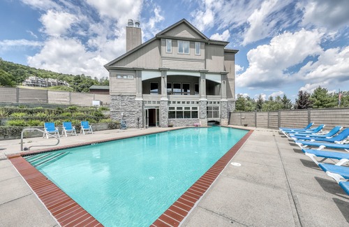 Ludlow Condo | Ski-in/out condo with fireplace, pool, hot tub, sauna & washer/dryer