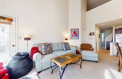Ludlow Condo | Ski-in/out condo with fireplace & on-site pool/hot tub/tennis