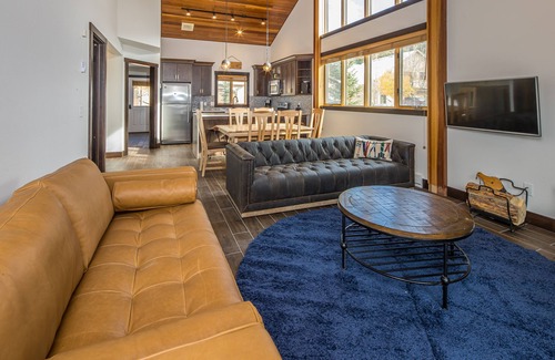 Big Horn House | Ski In/Out home 50 steps to Bear Back Poma Lift w/steam shower - Big Horn Escape