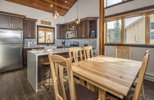 Big Horn House | Ski In/Out home 50 steps to Bear Back Poma Lift w/steam shower - Big Horn Escape