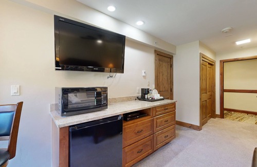 Vail Apartment | Ski-in/out lodge studio w/mountain view, fast WiFi & shared pool, hot tubs, W/D